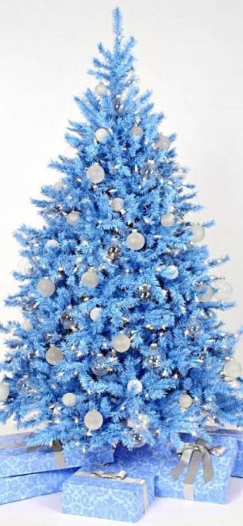 32. A árvore de natal azul não passa despercebida no ambiente. Fonte: Pinterest