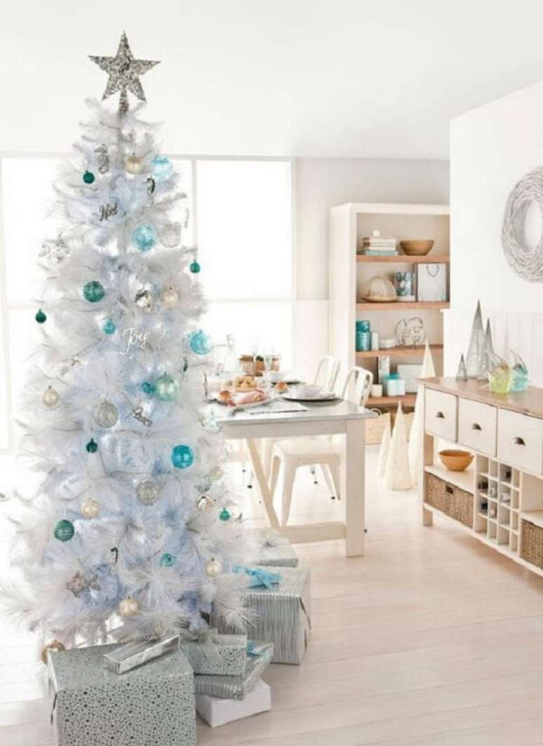 35. A árvore de natal branca e azul se conecta com a decoração clean. Fonte: Pinterest