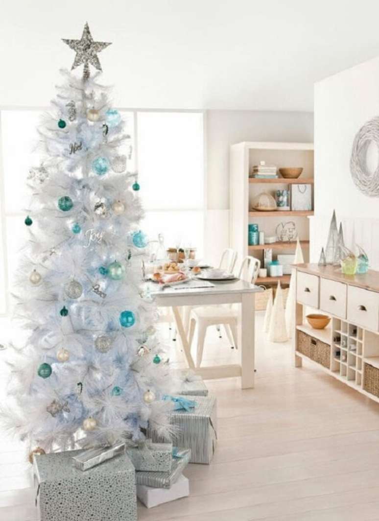 35. A &aacute;rvore de natal branca e azul se conecta com a decora&ccedil;&atilde;o clean. Fonte: Pinterest