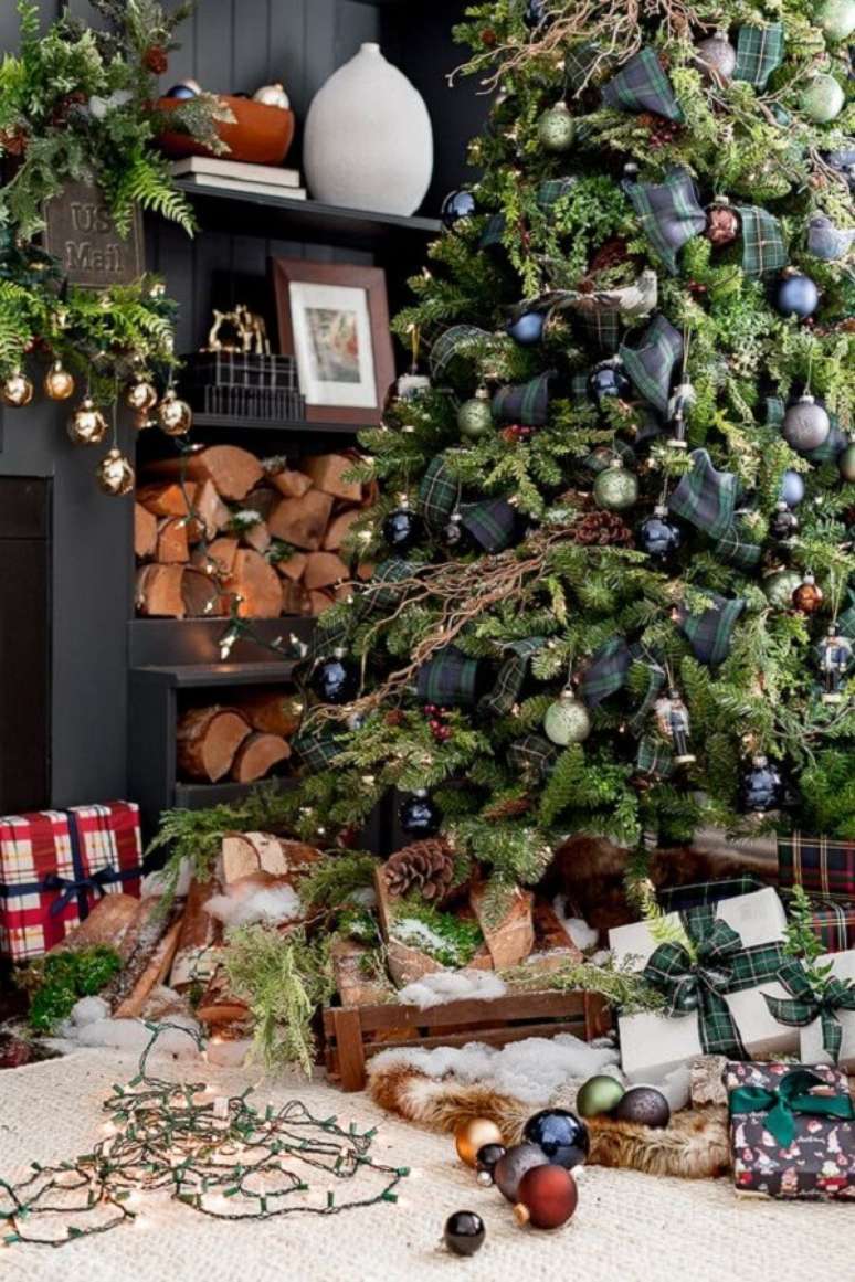 8. A &aacute;rvore de natal azul confere charme e estilo ao ambiente. Fonte: Pinterest