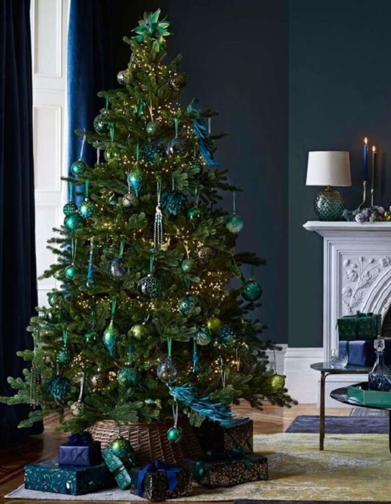 22. A árvore de natal azul se destaca na sala de estar. Fonte: Pinterest