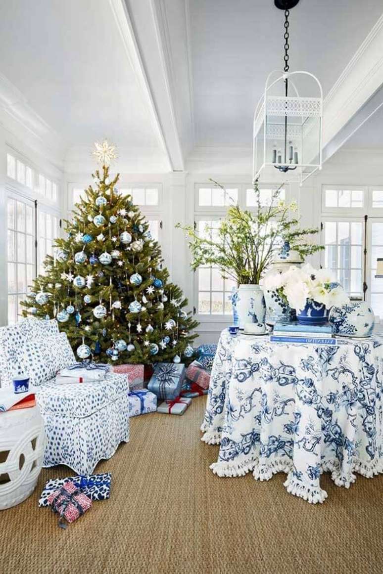 2. A &aacute;rvore de natal com decora&ccedil;&atilde;o azul se conecta com o restante dos m&oacute;veis e itens natalinos. Fonte: Pinterest
