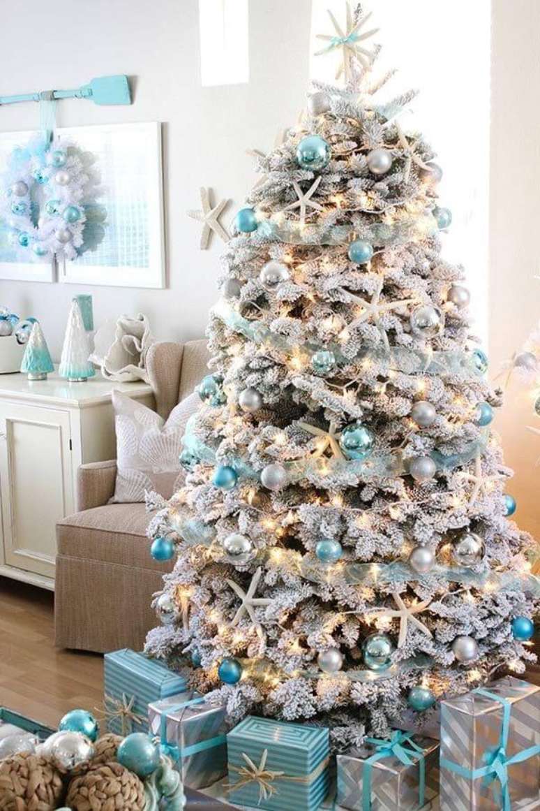 25. Aproveite a neutralidade do branco para montar uma linda &aacute;rvore de natal branca e azul. Fonte: Pinterest