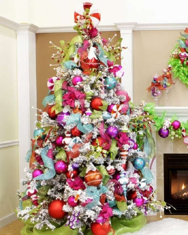 45. &Aacute;rvore de natal alegre com decora&ccedil;&atilde;o azul, rosa, laranja e verde. Fonte: Pinterest