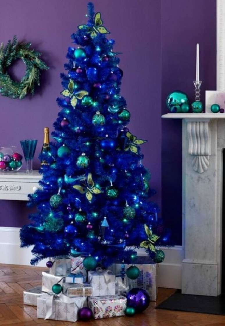 43. &Aacute;rvore de natal azul para uma decora&ccedil;&atilde;o ousada. Fonte: Revista Artesanato
