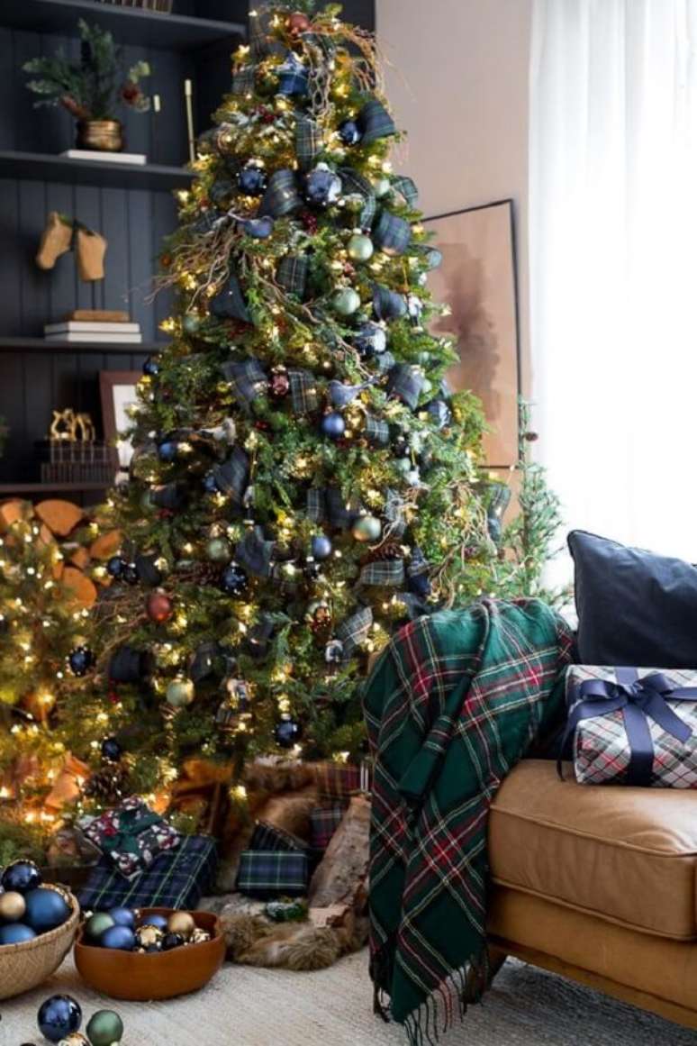 24. As bolas natalinas fazem muito sucesso na árvore de natal azul, por isso não deixe de usá-las. Fonte: Pinterest