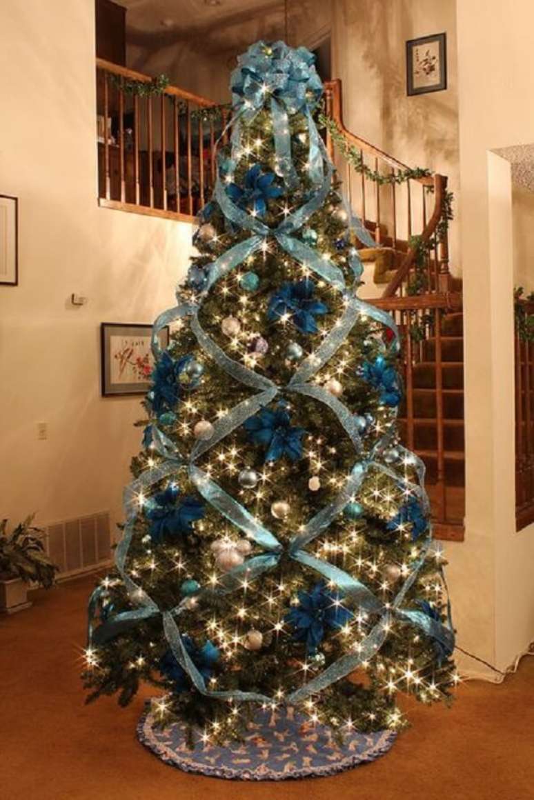 27. As fitas fazem toda a diferen&ccedil;a na decora&ccedil;&atilde;o da &aacute;rvore de natal azul. Fonte: Pinterest