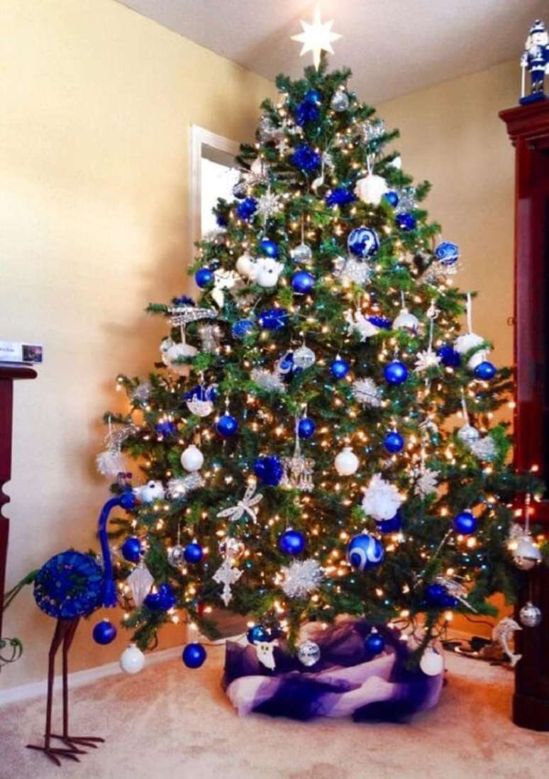 46. Avalie o tamanho da árvore de natal azul antes de comprá-la. Fonte: Pinterest