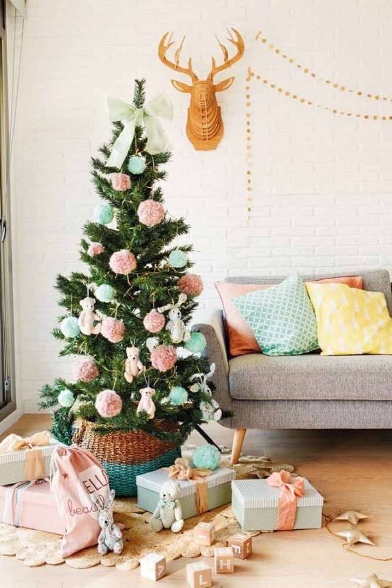 16. Chame as crian&ccedil;as e enfeite a &aacute;rvore de natal com decora&ccedil;&atilde;o azul e rosa. Fonte: Pinterest