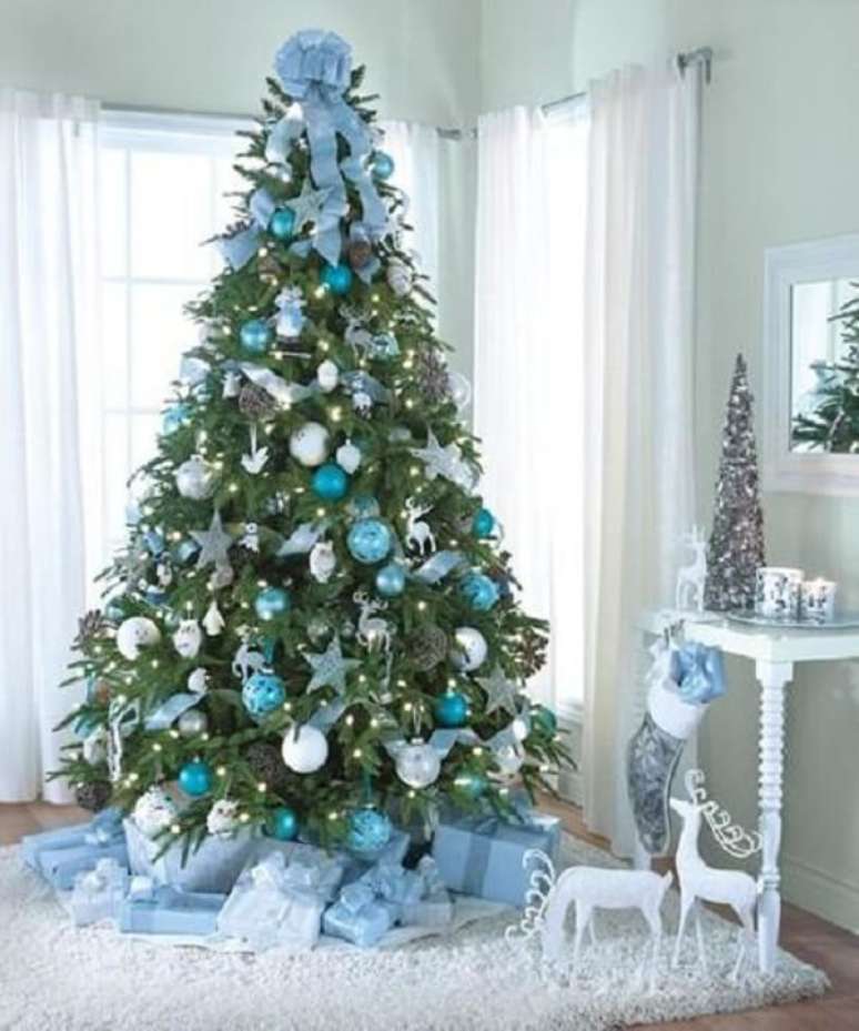 10. Charme e eleg&acirc;ncia com essa &aacute;rvore de natal azul e prata. Fonte: Pinterest