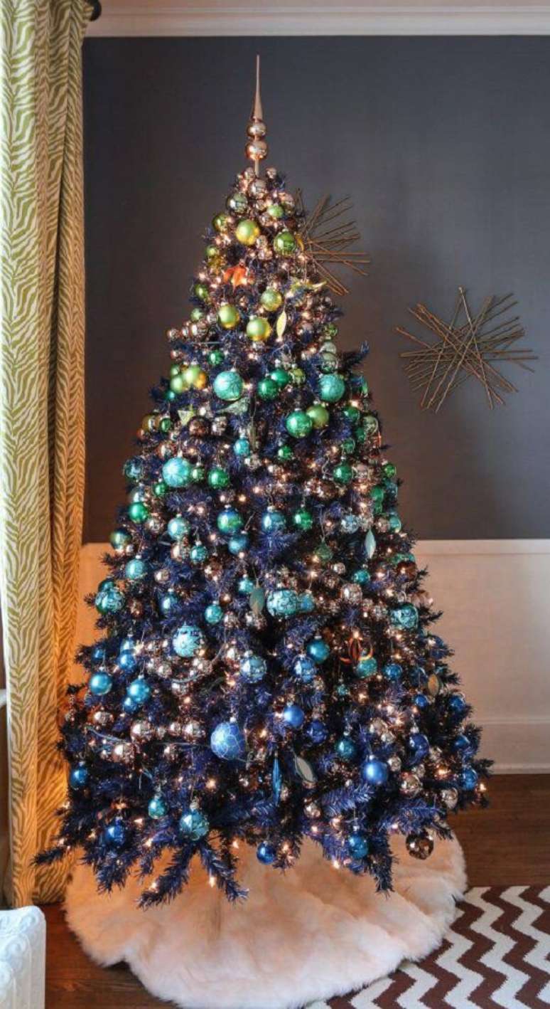 33. Coloque um tecido sobre os p&eacute;s da &aacute;rvore de natal azul e deixe o ambiente mais lindo. Fonte: Pinterest
