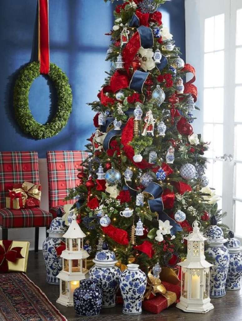 7. Combinação perfeita nessa árvore de natal azul e vermelha. Fonte: Pinterest