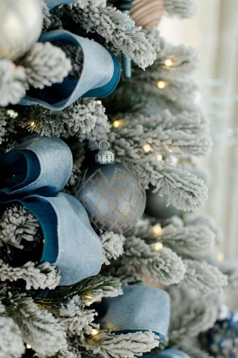 20. Detalhes que encantam da &aacute;rvore de natal decorada azul e prata. Fonte: Pinterest