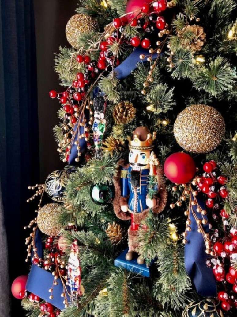 38. Detalhes que encantam na árvore de natal azul e vermelha. Fonte: Pinterest