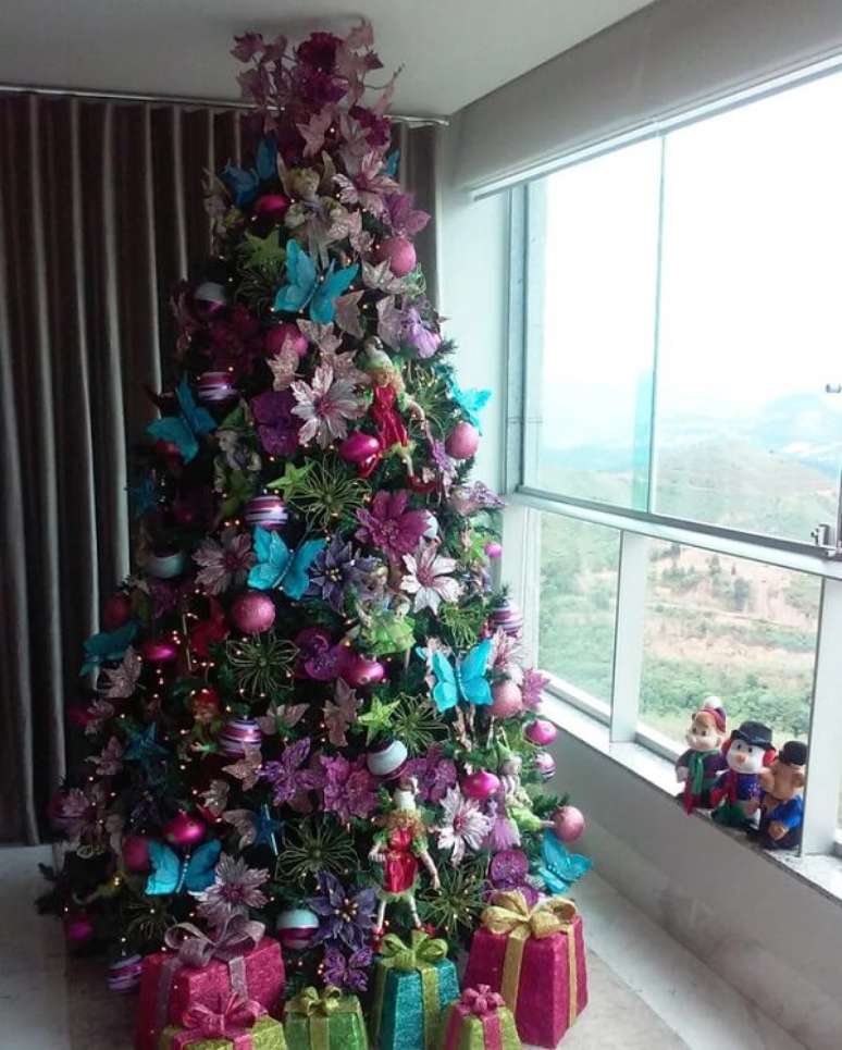 9. Fuja do básico e invista em uma árvore de natal com decoração azul, rosa e verde. Fonte: Flávia Leite