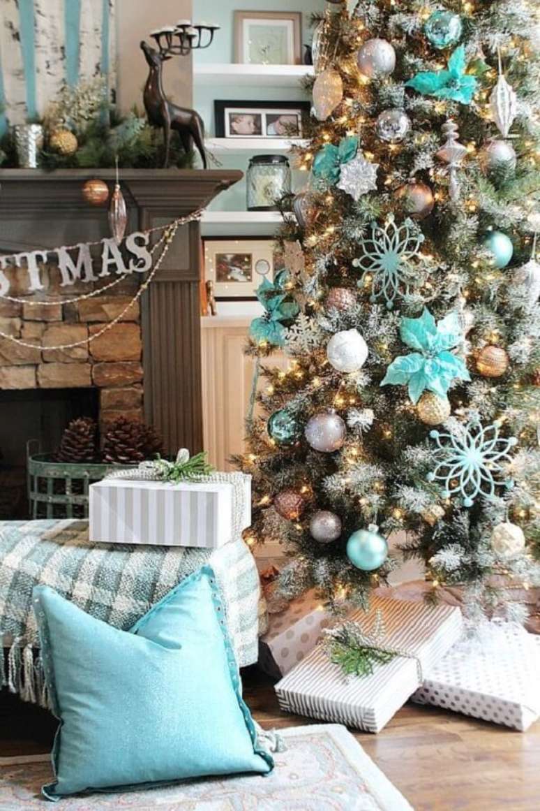 30. Inove na decora&ccedil;&atilde;o desse ano e monte uma &aacute;rvore de natal azul. Fonte: Pinterest