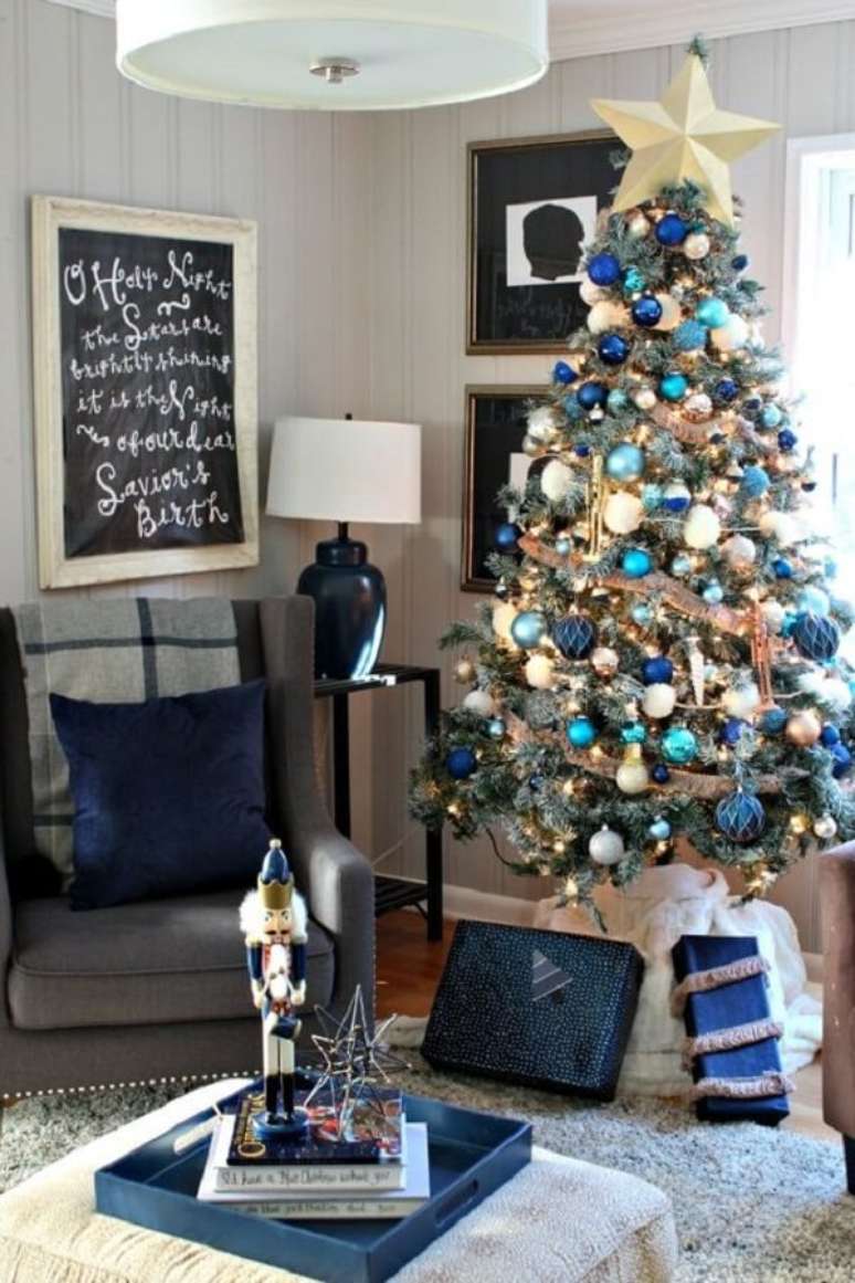 26. Invista em v&aacute;rios enfeites natalinos em tom de azul para se conectarem com a &aacute;rvore de natal azul. Fonte: Pinterest