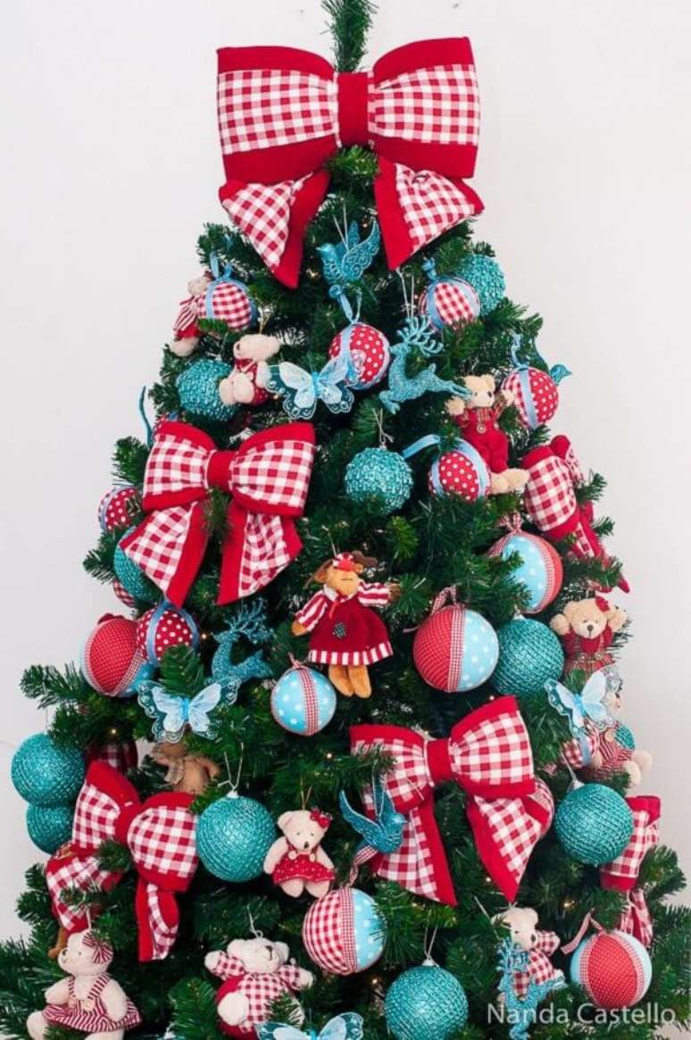 36. Laços e bolas decoram a árvore de natal azul e vermelha. Fonte: Pinterest