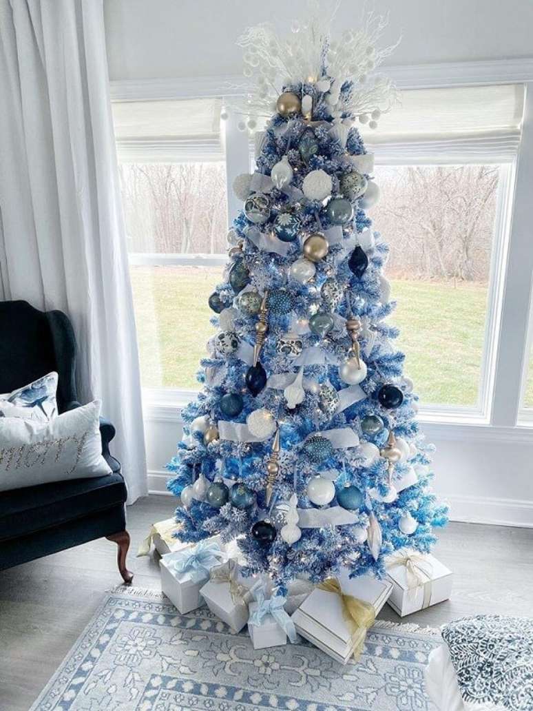 5. Modelo de &aacute;rvore de natal branca e azul. Fonte: Pinterest