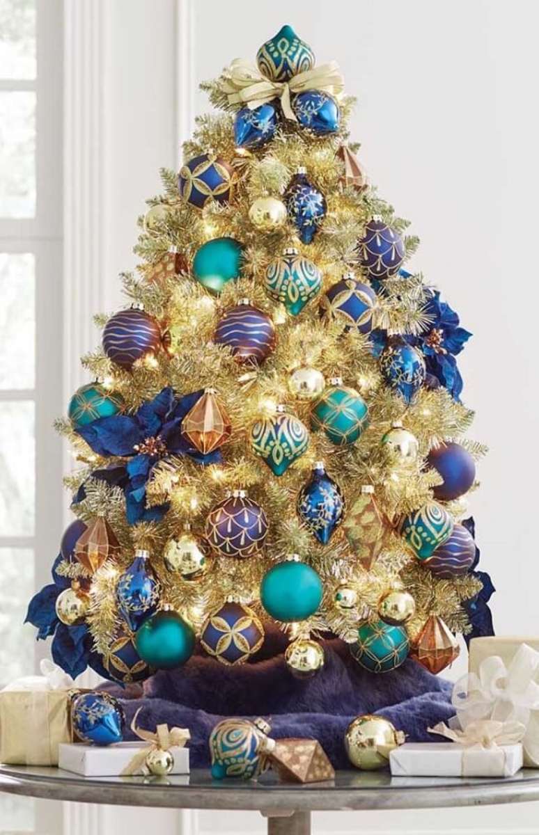 6. Modelo de &aacute;rvore de natal azul e dourada ousada. Fonte: Pinterest