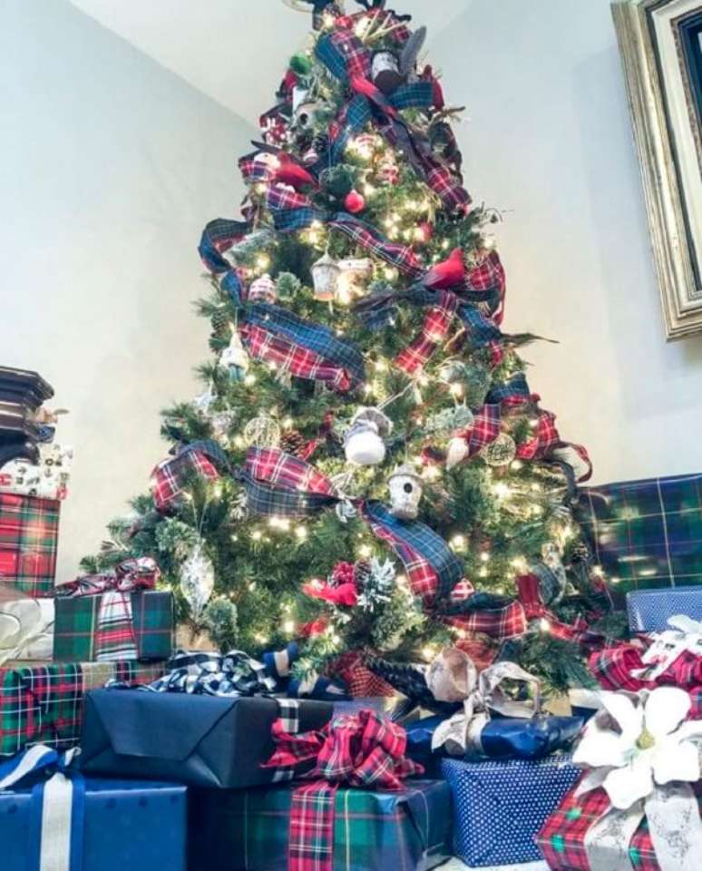 37. Modelo de &aacute;rvore de natal azul e vermelha para se inspirar. Fonte: Pinterest