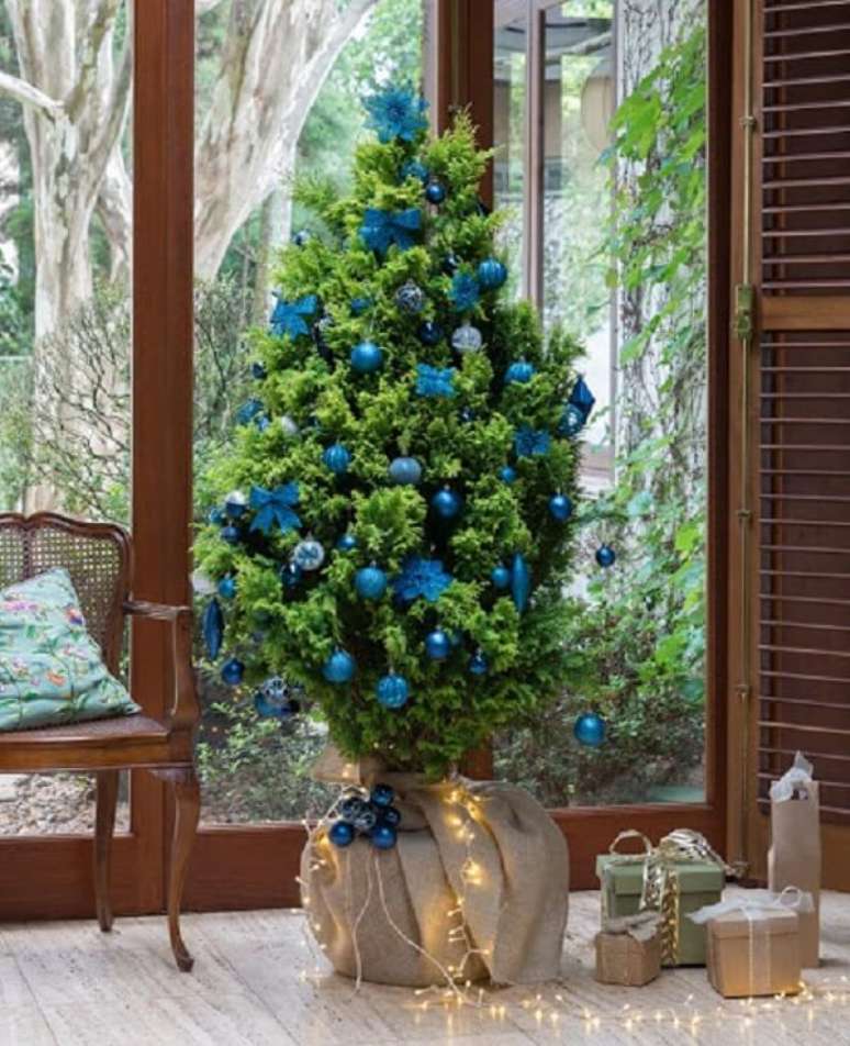 18. Modelo de &aacute;rvore de natal decorada azul para ambientes pequenos. Fonte: Pinterest