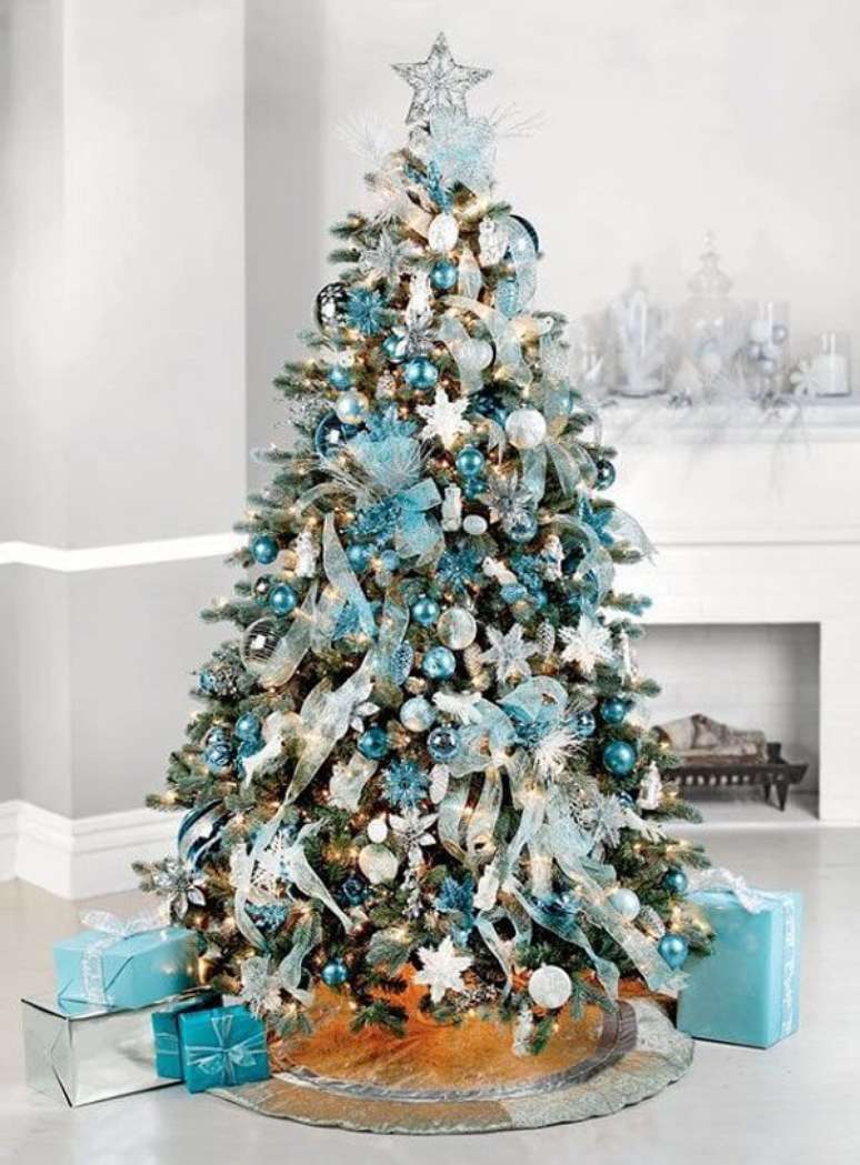 4. Para uma decora&ccedil;&atilde;o mais clean invista em uma &aacute;rvore azul e prata. Fonte: Pinterest