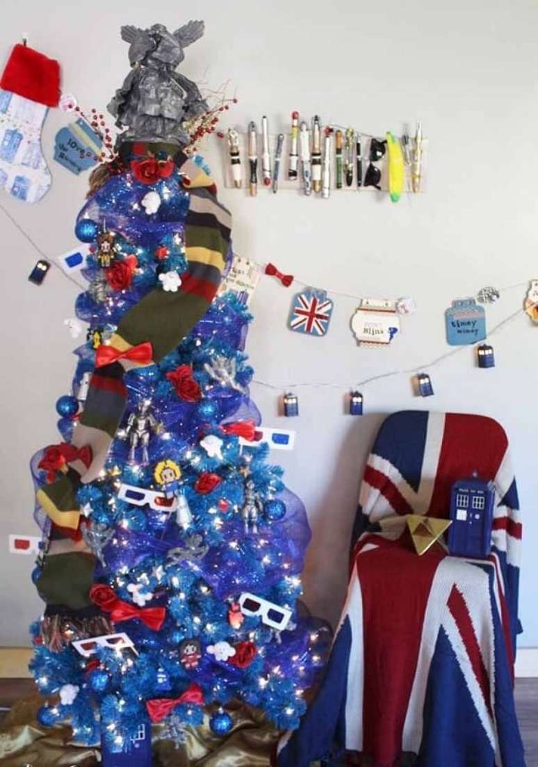 13. Que tal decorar a árvore de natal azul com temas de filme ou país? Fonte: Pinterest