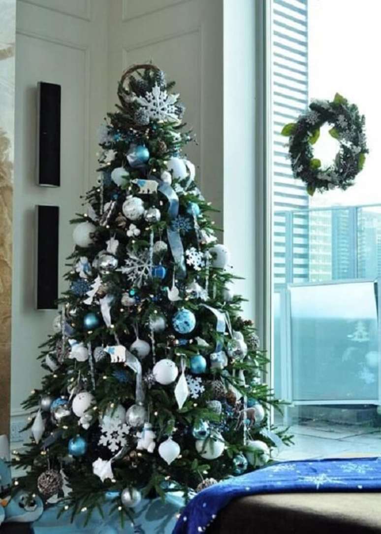 39. Reserve um espa&ccedil;o no seu ambiente para montar a &aacute;rvore de natal azul e prata. Fonte: Pinterest