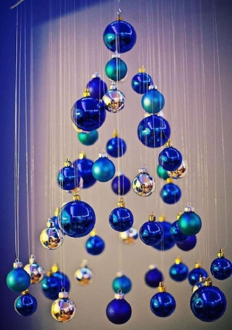 40. Use a criatividade para montar uma linda árvore de natal azul com bolas natalinas. Fonte: Pinterest