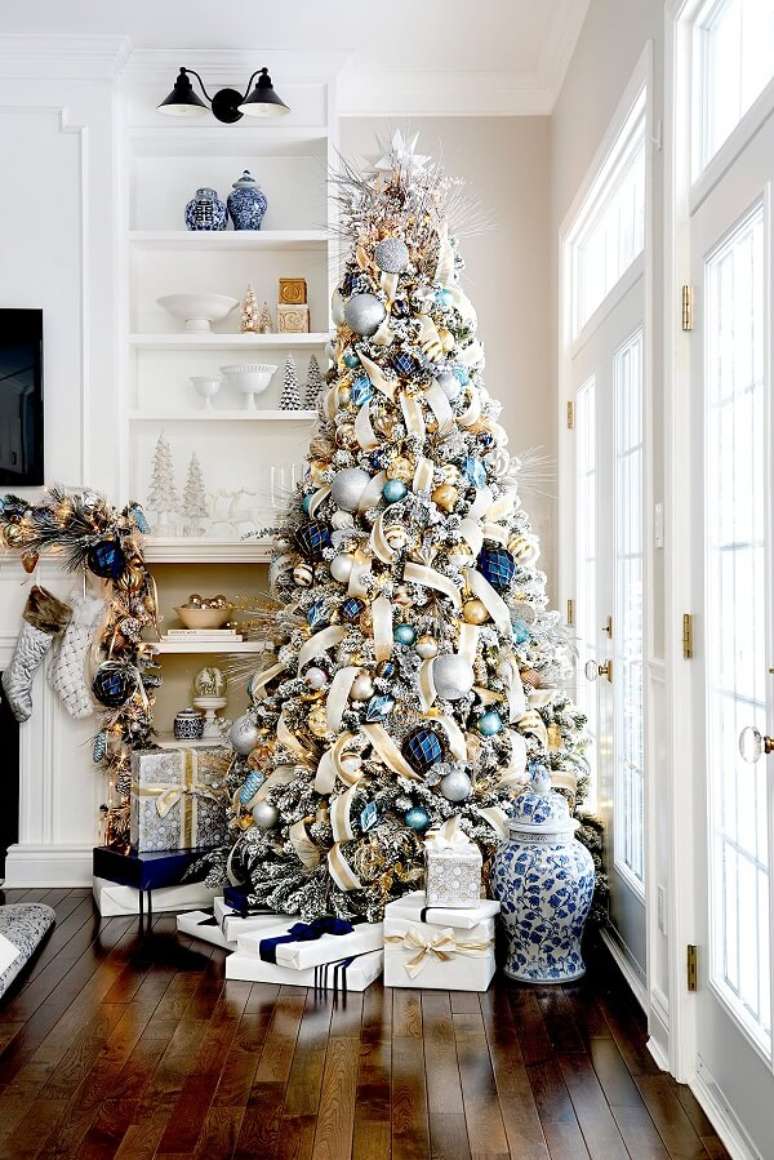 31. Vários presentes foram colocados embaixo da árvore de natal azul e dourada. Fonte: Pinterest