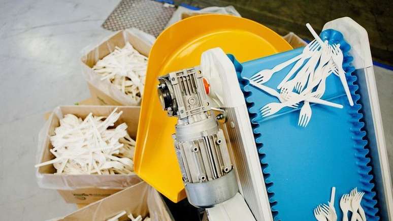 Talheres de biopl&aacute;stico, como esses, podem acabar em aterros sanit&aacute;rios quando as autoridades locais n&atilde;o t&ecirc;m capacidade de process&aacute;-los