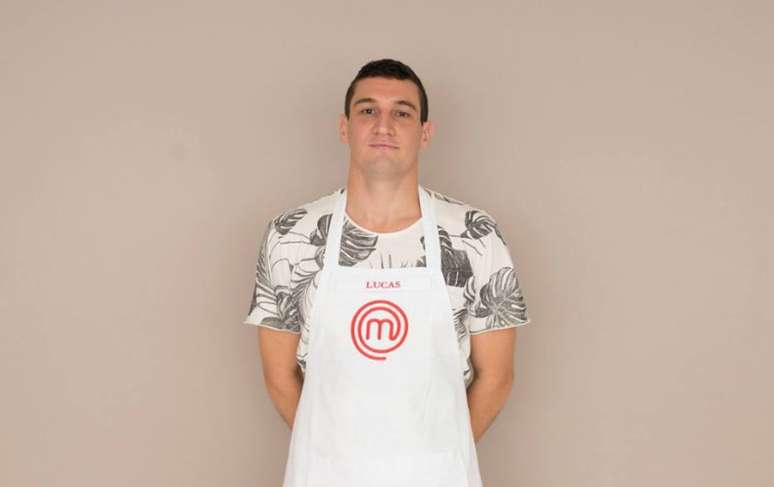 Aos 30 anos, Lucas &eacute; formado em engenharia de produ&ccedil;&atilde;o e come&ccedil;ou a cozinhar quando ganhou um caderno de receitas da m&atilde;e na &eacute;poca que se mudou para Santa Catarina para estudar, tornando-se o cozinheiro de sua rep&uacute;blica estudantil. &nbsp;
