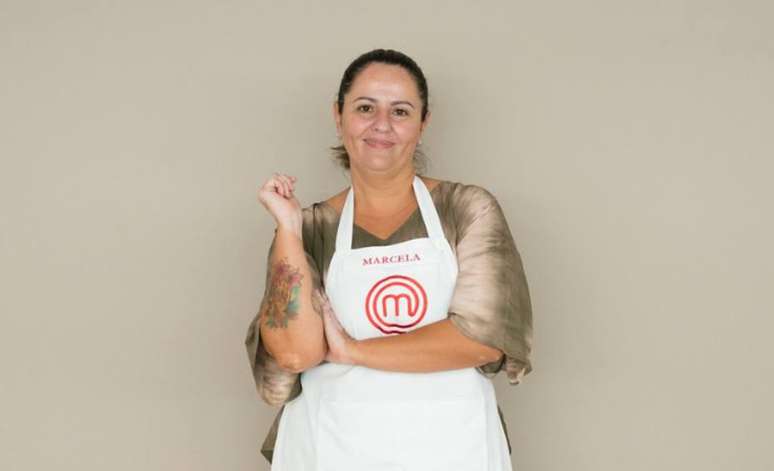 Marcela, 40, tem ascend&ecirc;ncia italiana e espanhola, aprendendo a cozinhar com as mulheres de sua fam&iacute;lia. Trabalha com redes sociais e afirma que seu forte &eacute; o improviso. &nbsp;