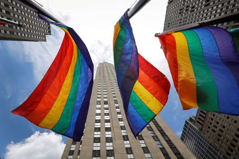 Bandeiras do arco-íris no Rockfeller Center, em Nova York
26/06/2020 REUTERS/Mike Segar