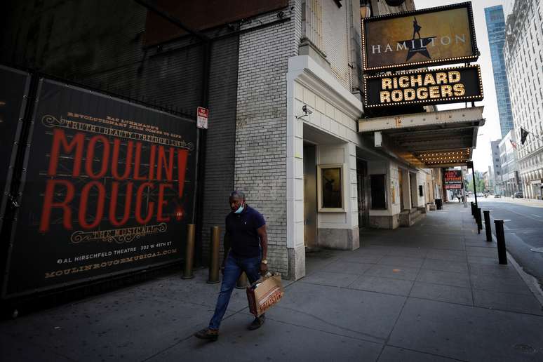 Um homem transita em frente ao Teatro Richard Rodgers, que est&aacute; fechado, e &eacute; palco do popular musical "Hamilton", na Broadway. 02/07/2020. REUTERS/Mike Segar. 

