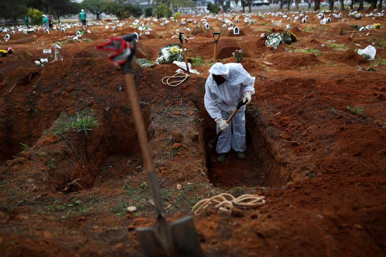 Covas abertas em cemitério de São Paulo (SP) em meio à pandemia de coronavírus 
16/07/2020
REUTERS/Amanda Perobelli