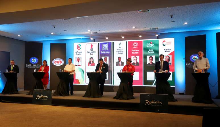 Candidatos &agrave; presid&ecirc;ncia da Bol&iacute;via durante debate em Santa Cruz; da esquerda para a direita: Luis Fernando Camacho, Maria Baya, Luis Arce, Chi Hyun Chung, Feliciano Mamani, Jorge  Quiroga e Carlos Mesa 
03/10/2020
REUTERS/Juan Pablo Roca 