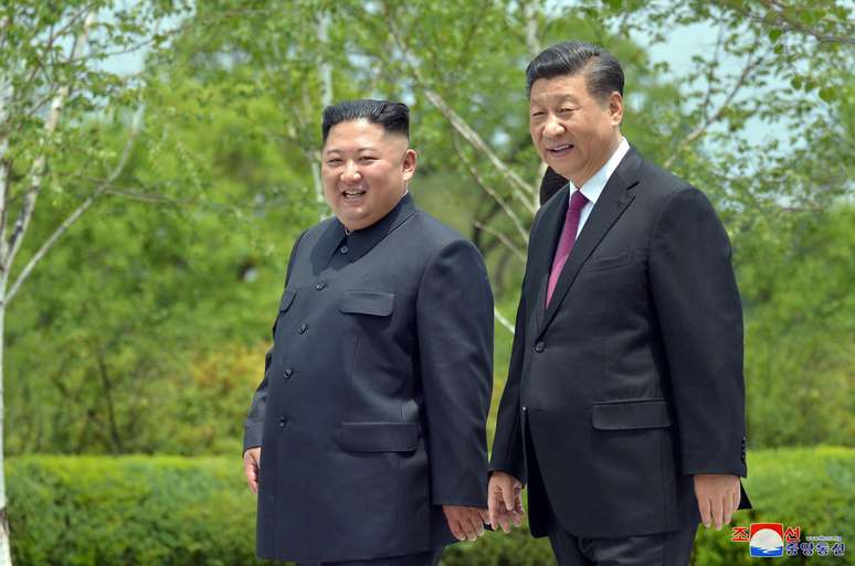 Presidente chinês, Xi Jinping, e líder da Coreia do Norte, Kim Jong Un, em Pyongyang
21/06/2019
KCNA via REUTERS