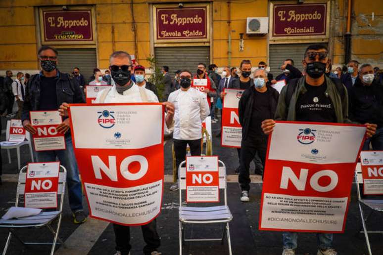 Protesto em Nápoles, capital da Campânia, contra possível restrição ao funcionamento de lojas