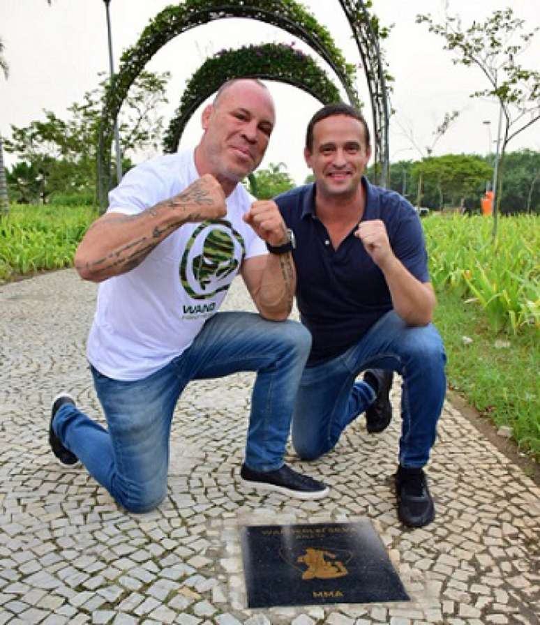 Wanderlei Silva com o faixa-preta Marcelo Arar na 'Calçada da Fama' (Foto: Luana Lália)#
