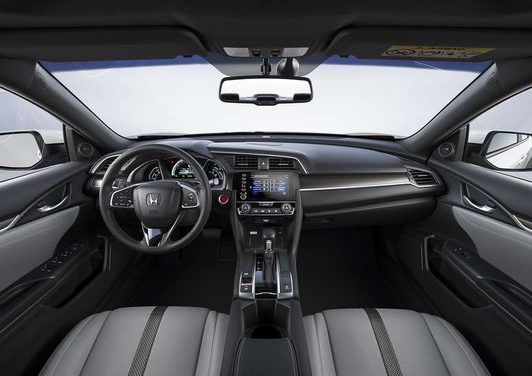 Interior do Civic Touring 2021: versão topo de linha turbinada custa R$ 146.500.
