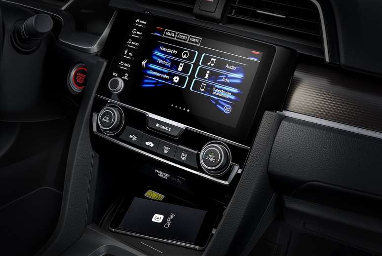 Nova central multimídia do Civic Touring: agora com botão físico, que ajuda muito.