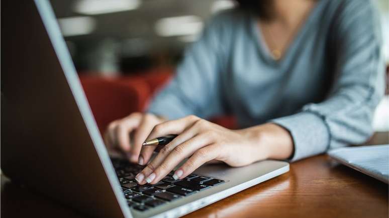 Você pode fazer cursos das universidades mais prestigiadas do mundo de graça e sem sair de casa