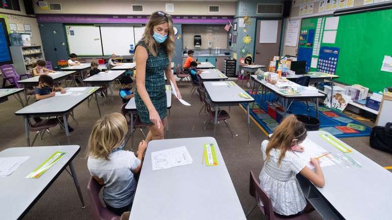 "As salas de aula devem servir para otimizar o relacionamento humano", diz Khan