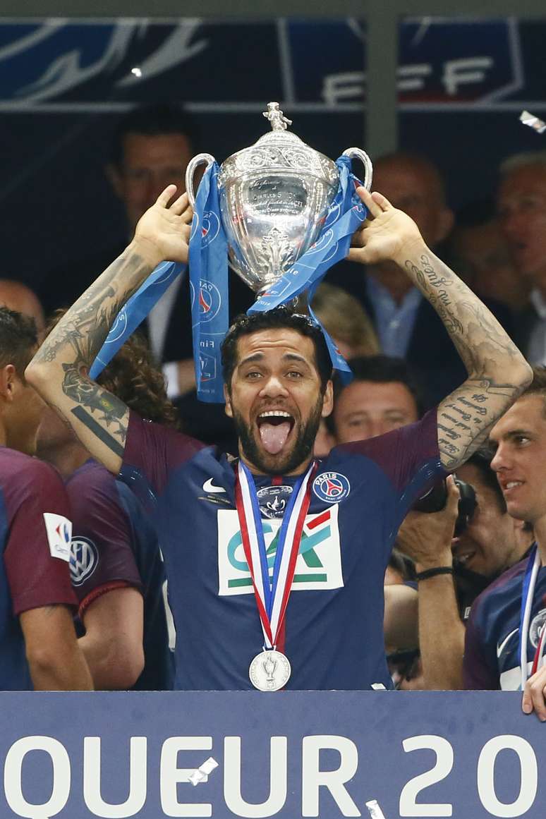 O lateral Daniel Alves, enquanto jogava pelo PSG, teve sua casa invadida na Fran&ccedil;a