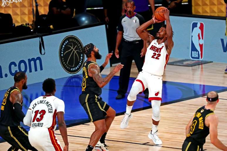 Jimmy Butler (com a bola) tem ajudado na reabilitação do Miami Heat; temporada da NBA tem sido muito equilibrada