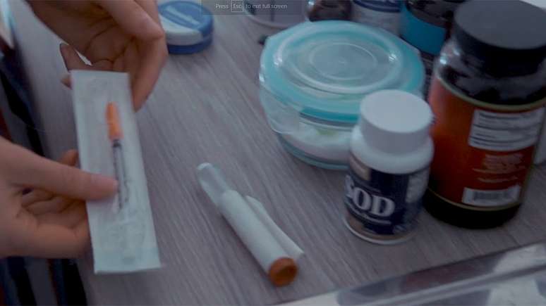 Emma toma uma variedade de produtos para 'tratar' seus sintomas