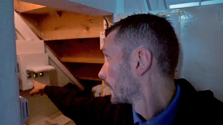 Ser eletricista permite que Dean desligue as fontes eletromagn&eacute;ticas enquanto trabalha