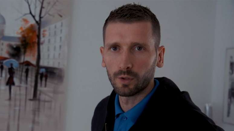 Dean teve que convencer os pais a se mudarem com ele para outra casa